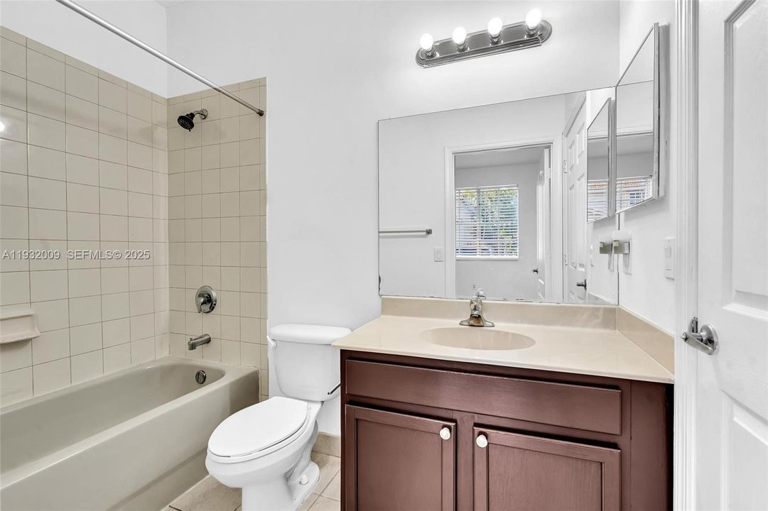 На продажу: $350,000 (3 спален, 3 ванн, 1378 Квадратных фут)