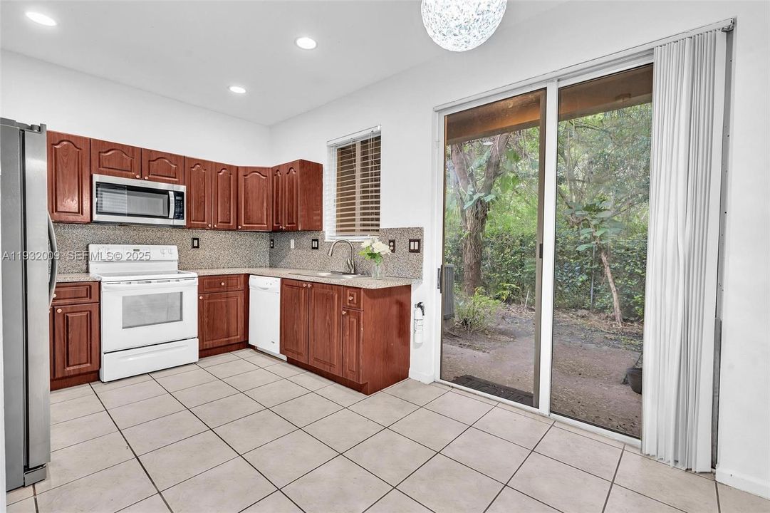 На продажу: $350,000 (3 спален, 3 ванн, 1378 Квадратных фут)