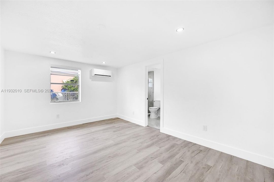 En Venta: $619,000 (4 camas, 2 baños, 744 Pies cuadrados)