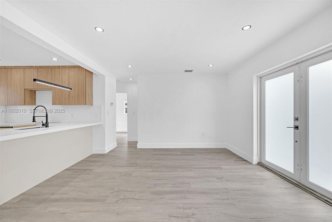 En Venta: $619,000 (4 camas, 2 baños, 744 Pies cuadrados)