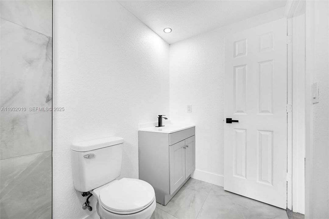 En Venta: $619,000 (4 camas, 2 baños, 744 Pies cuadrados)