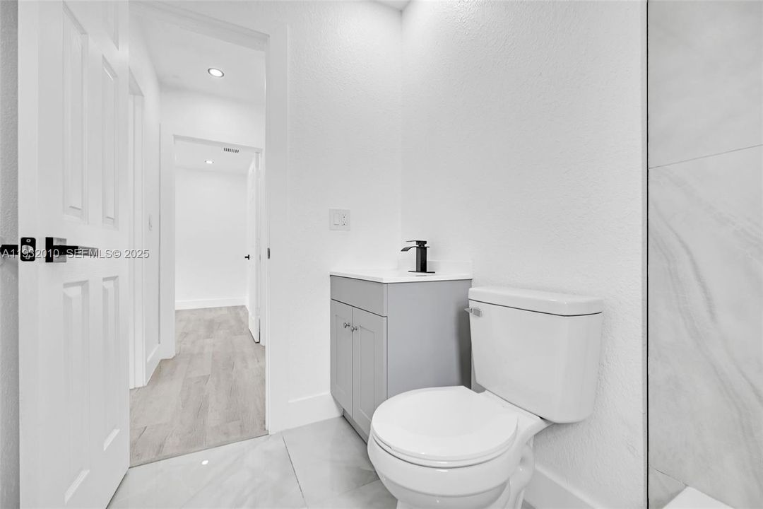 En Venta: $619,000 (4 camas, 2 baños, 744 Pies cuadrados)