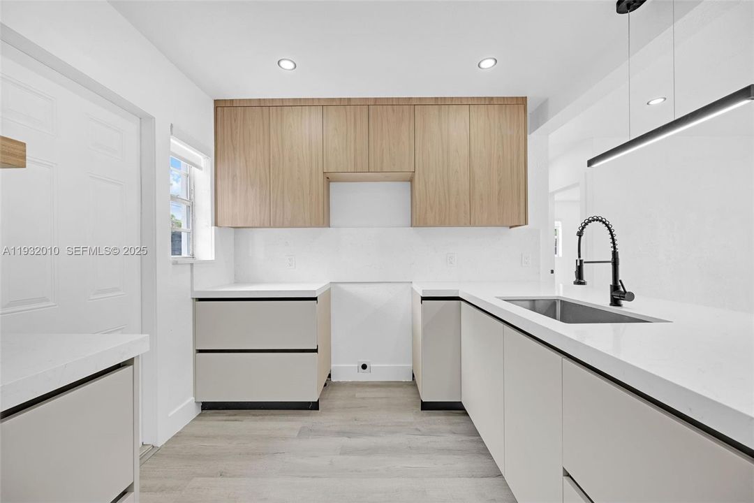 En Venta: $619,000 (4 camas, 2 baños, 744 Pies cuadrados)