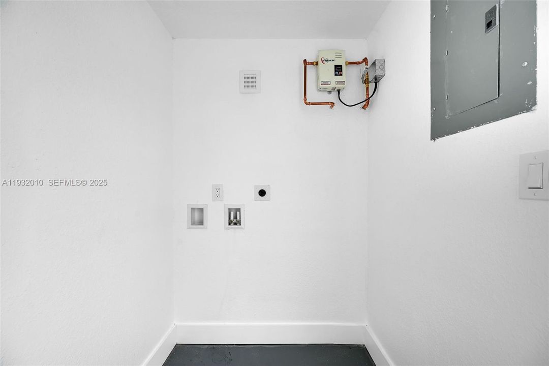 En Venta: $619,000 (4 camas, 2 baños, 744 Pies cuadrados)