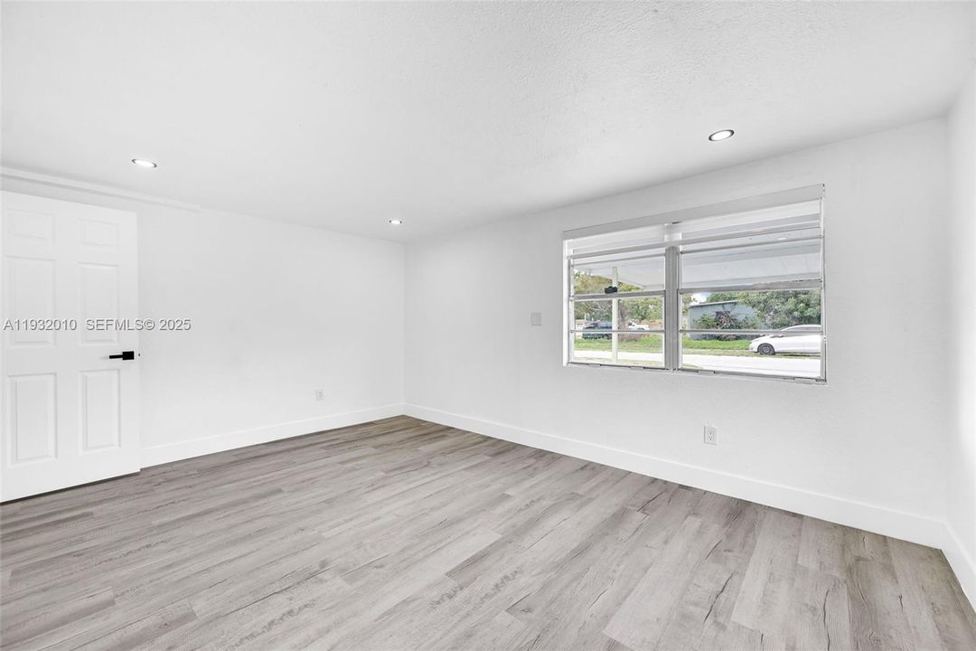 En Venta: $619,000 (4 camas, 2 baños, 744 Pies cuadrados)