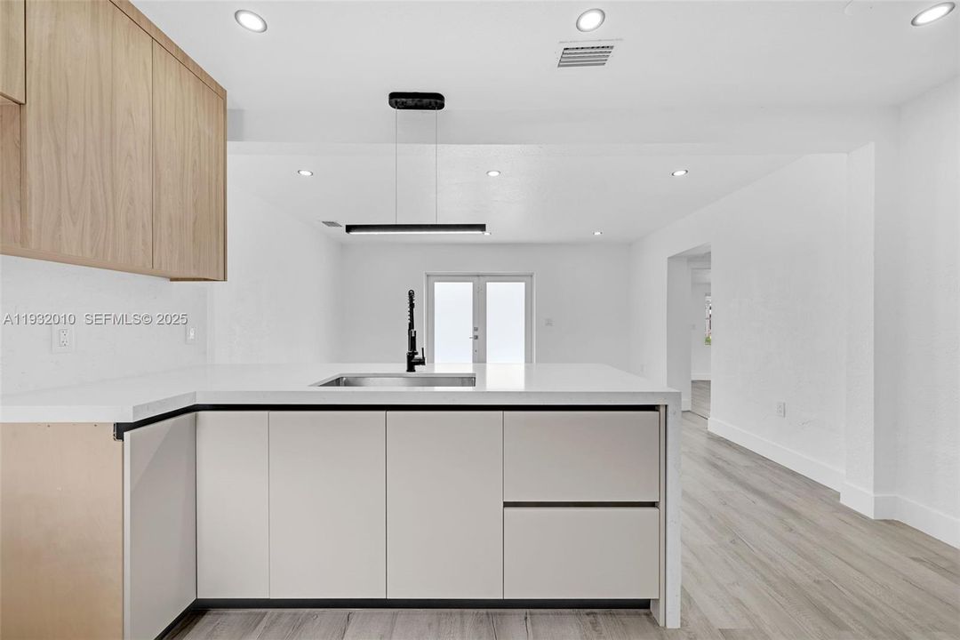 En Venta: $619,000 (4 camas, 2 baños, 744 Pies cuadrados)