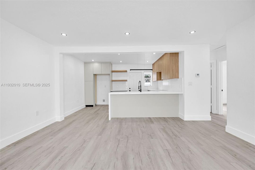 En Venta: $619,000 (4 camas, 2 baños, 744 Pies cuadrados)