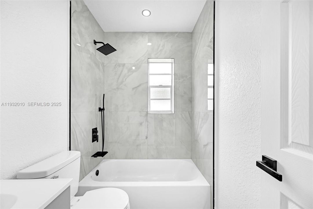 En Venta: $619,000 (4 camas, 2 baños, 744 Pies cuadrados)