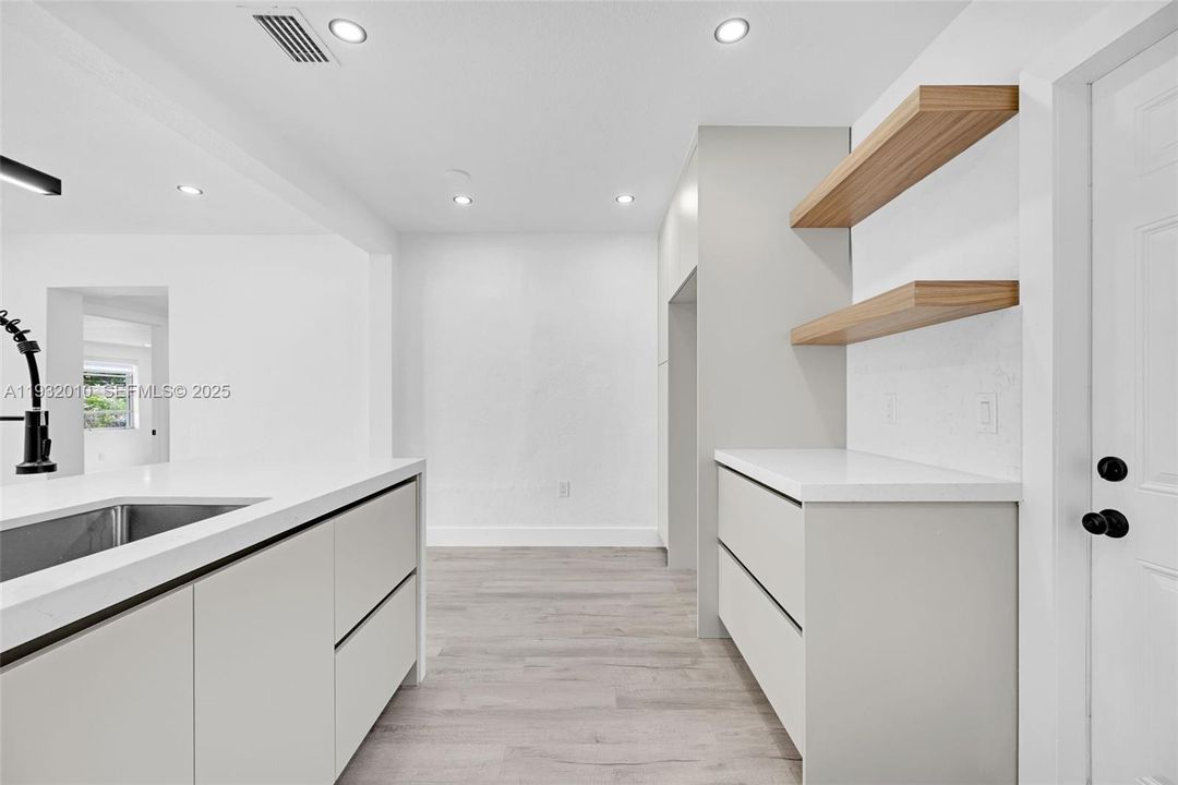 En Venta: $619,000 (4 camas, 2 baños, 744 Pies cuadrados)