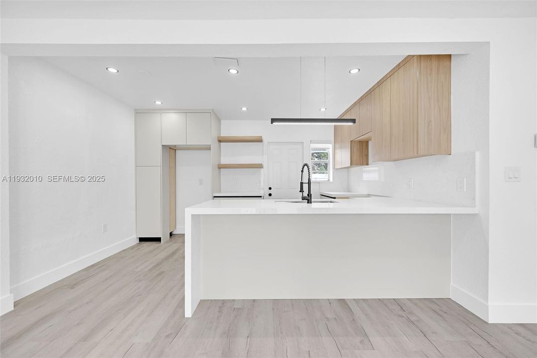 En Venta: $619,000 (4 camas, 2 baños, 744 Pies cuadrados)