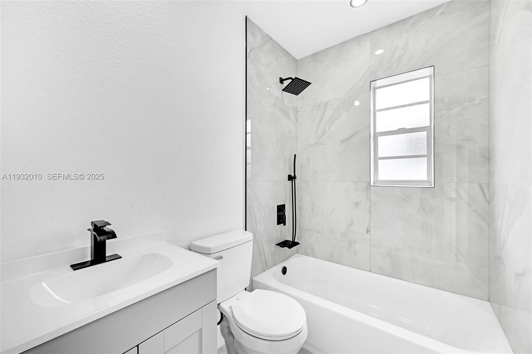 En Venta: $619,000 (4 camas, 2 baños, 744 Pies cuadrados)