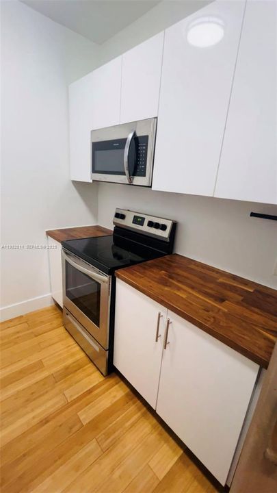 For Rent: $2,450 (1 beds, 1 baths, 900 Square Feet)