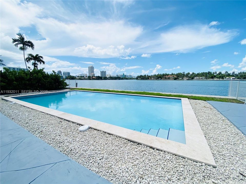 For Rent: $2,450 (1 beds, 1 baths, 900 Square Feet)