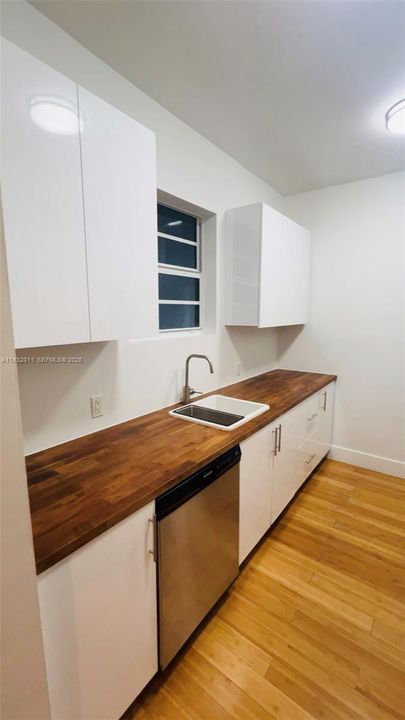 For Rent: $2,450 (1 beds, 1 baths, 900 Square Feet)