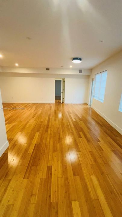 For Rent: $2,450 (1 beds, 1 baths, 900 Square Feet)