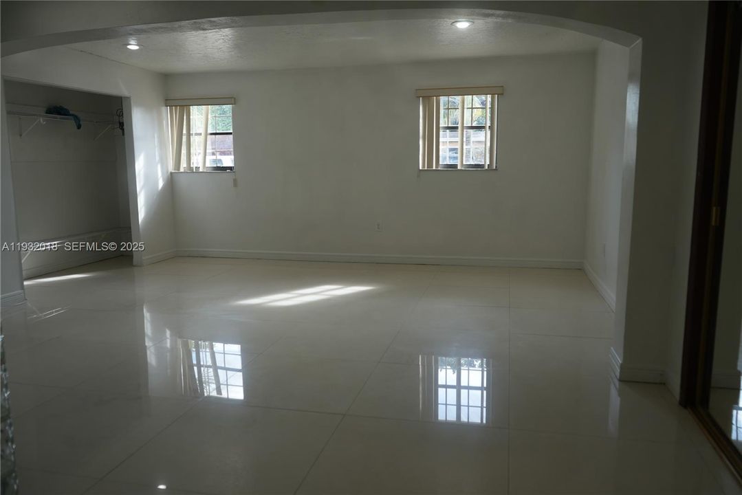 En Renta: $4,500 (5 camas, 2 baños, 3437 Pies cuadrados)