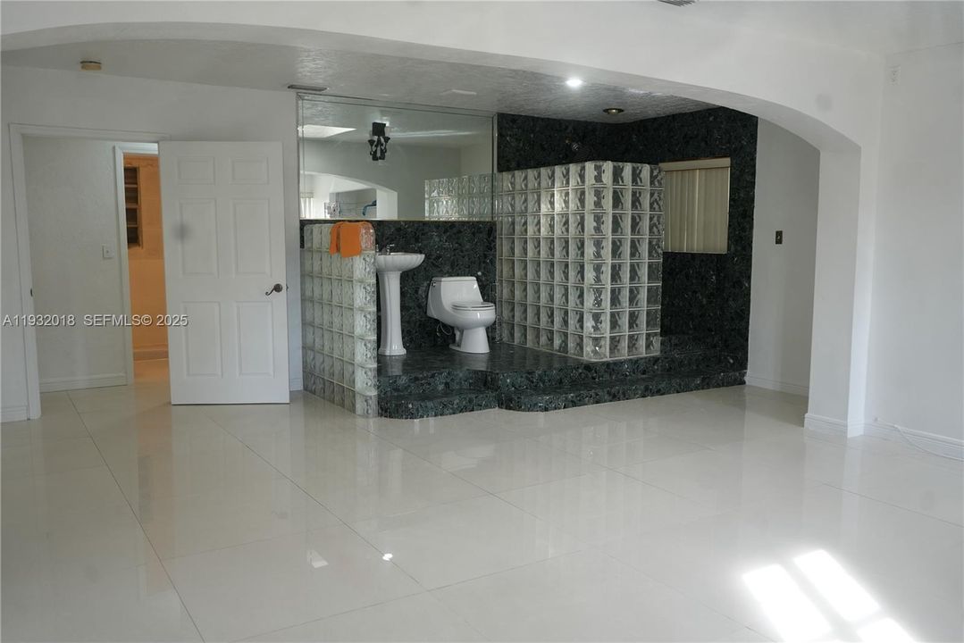 En Renta: $4,500 (5 camas, 2 baños, 3437 Pies cuadrados)