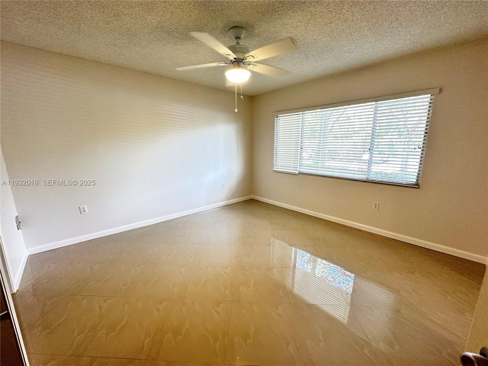 В аренду: $1,800 (1 спален, 1 ванн, 1033 Квадратных фут)