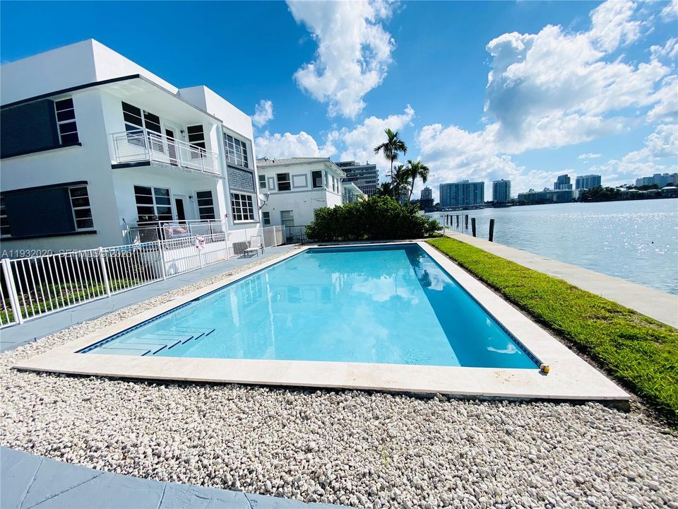 For Rent: $2,500 (1 beds, 1 baths, 900 Square Feet)