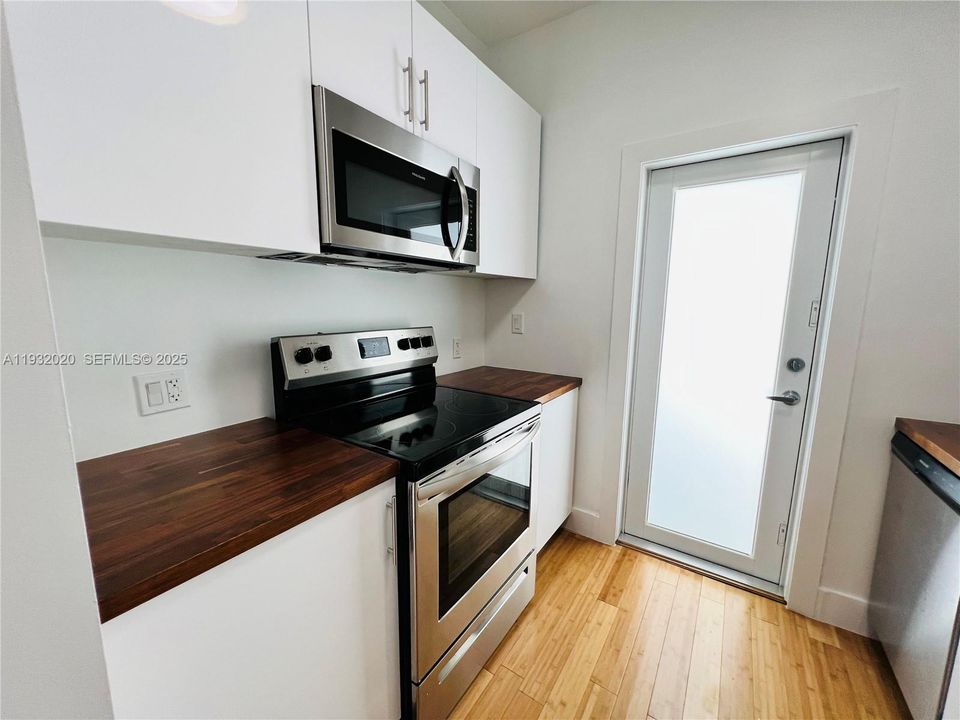 For Rent: $2,500 (1 beds, 1 baths, 900 Square Feet)