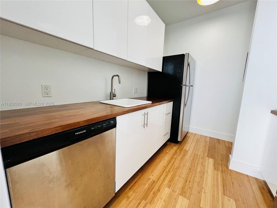 For Rent: $2,500 (1 beds, 1 baths, 900 Square Feet)