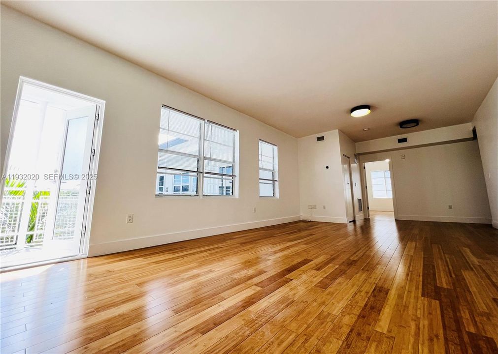 For Rent: $2,500 (1 beds, 1 baths, 900 Square Feet)