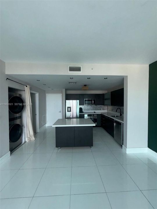 For Rent: $2,900 (1 beds, 1 baths, 722 Square Feet)