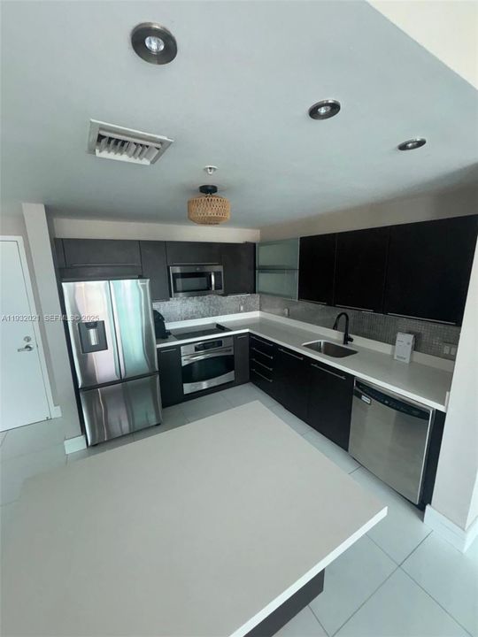 For Rent: $2,900 (1 beds, 1 baths, 722 Square Feet)