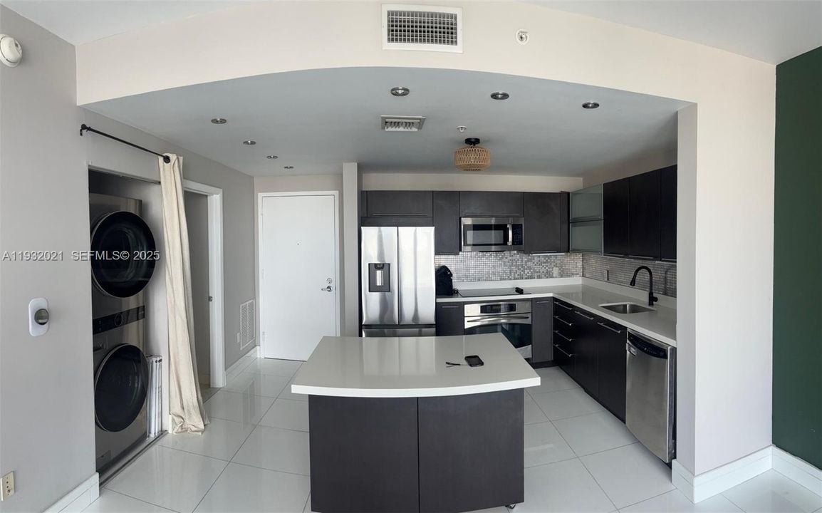 For Rent: $2,900 (1 beds, 1 baths, 722 Square Feet)