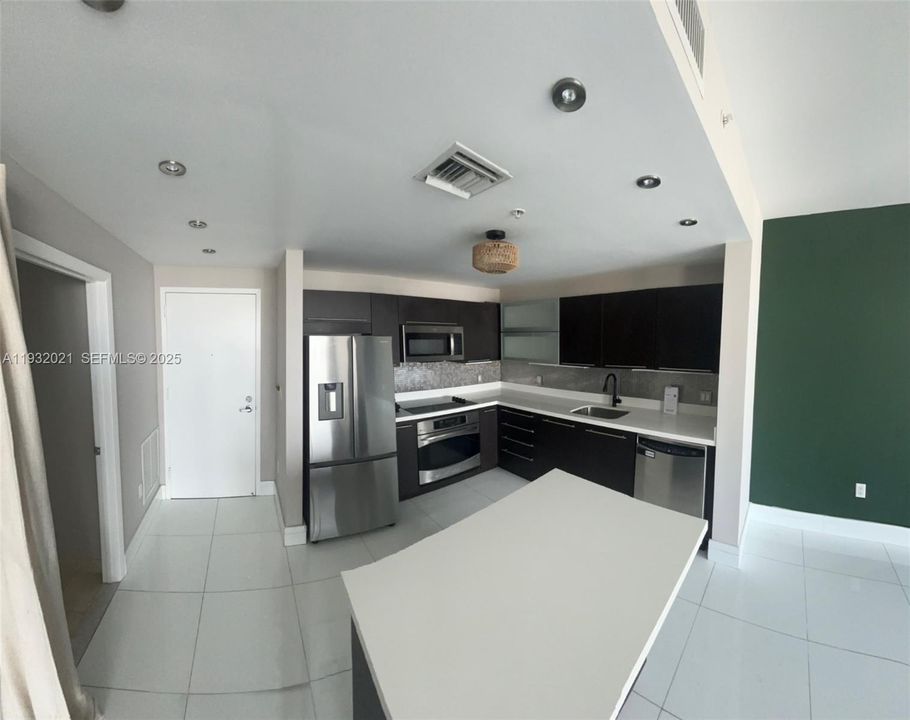 For Rent: $2,900 (1 beds, 1 baths, 722 Square Feet)