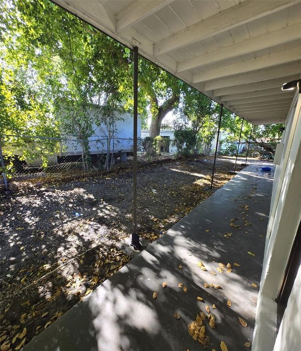 For Rent: $1,450 (1 beds, 1 baths, 1943 Square Feet)