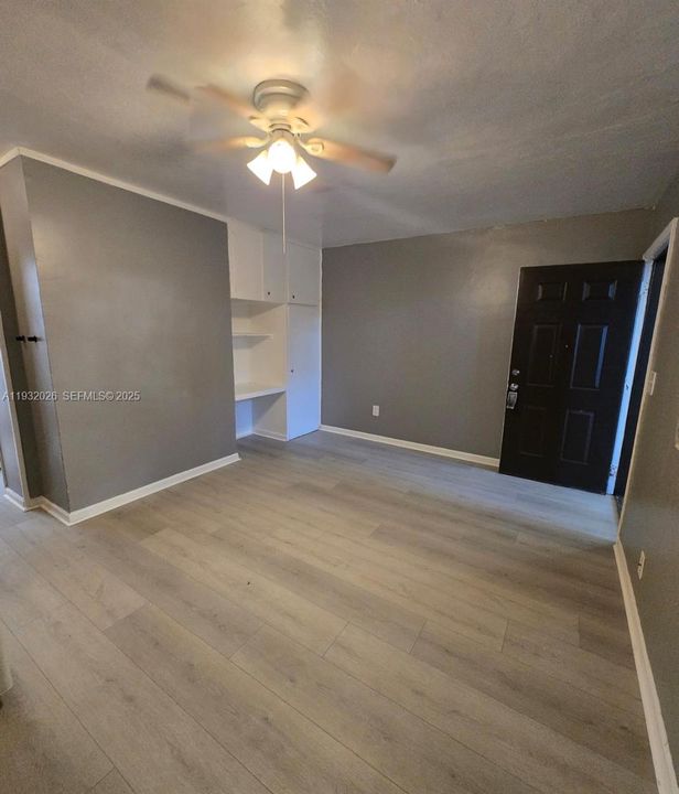 For Rent: $1,450 (1 beds, 1 baths, 1943 Square Feet)