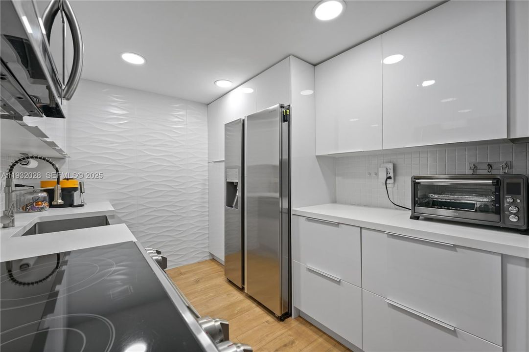 For Sale: $485,000 (2 beds, 2 baths, 1011 Square Feet)