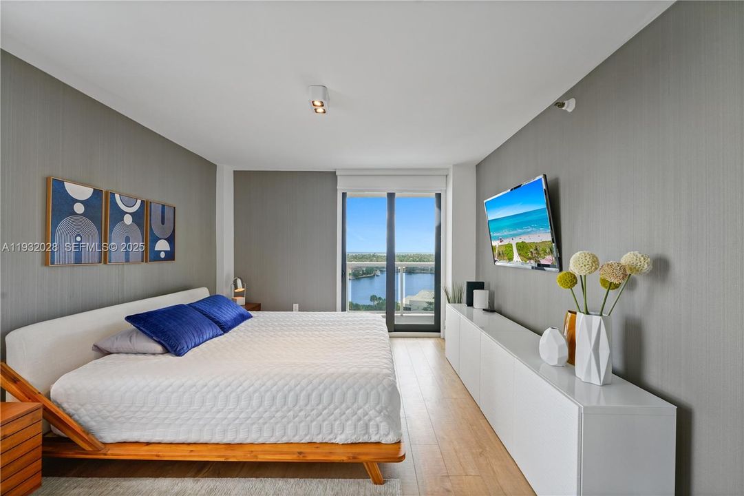 For Sale: $485,000 (2 beds, 2 baths, 1011 Square Feet)