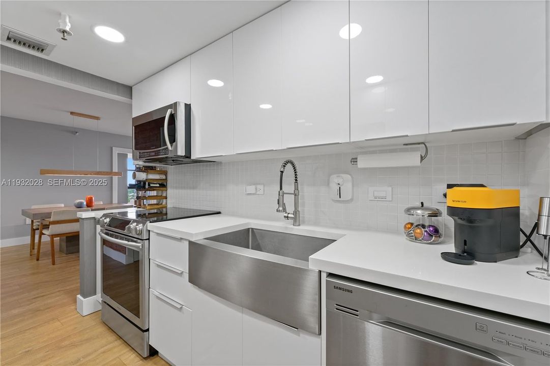 For Sale: $485,000 (2 beds, 2 baths, 1011 Square Feet)
