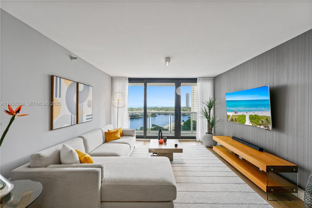 For Sale: $485,000 (2 beds, 2 baths, 1011 Square Feet)