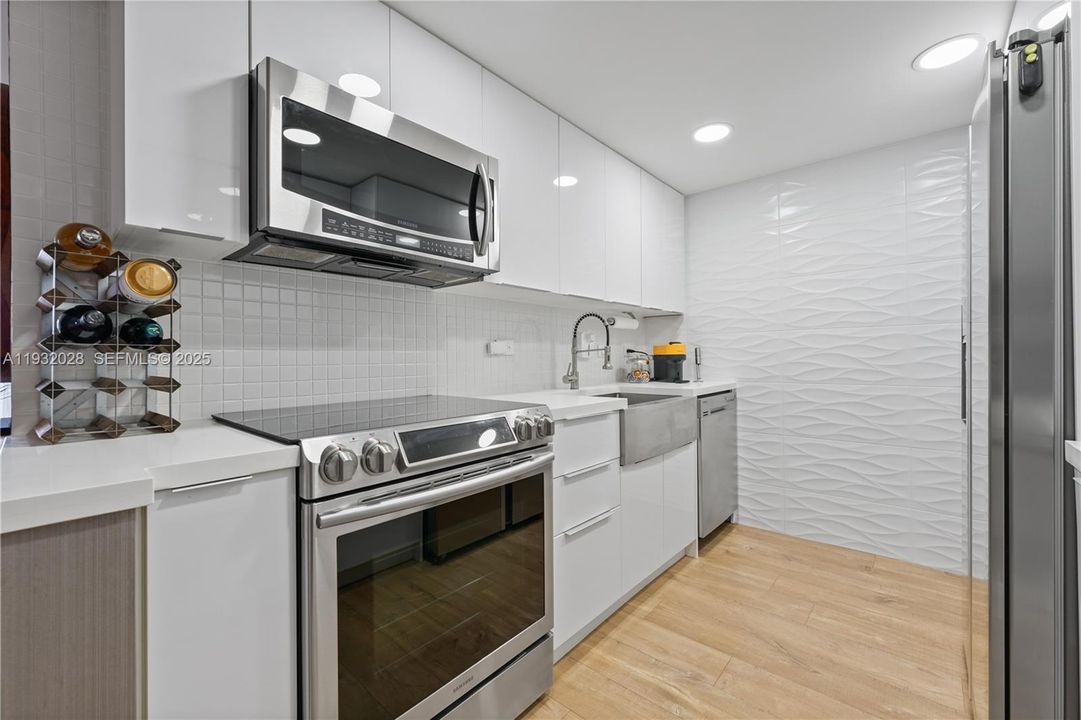 For Sale: $485,000 (2 beds, 2 baths, 1011 Square Feet)