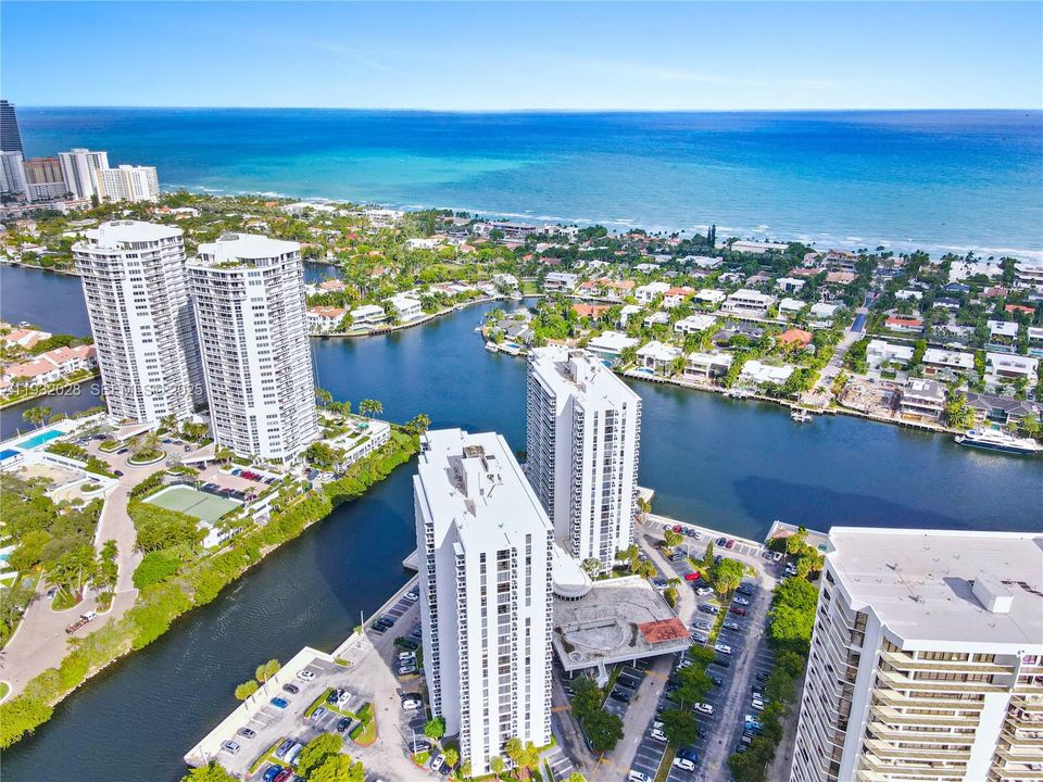 For Sale: $485,000 (2 beds, 2 baths, 1011 Square Feet)