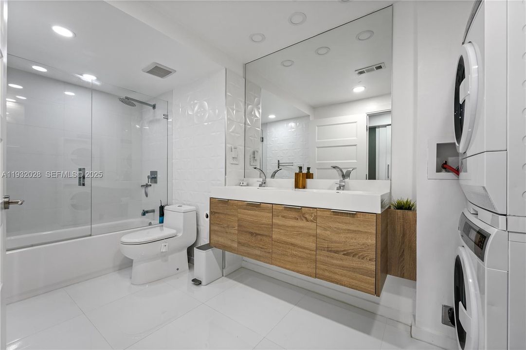 For Sale: $485,000 (2 beds, 2 baths, 1011 Square Feet)