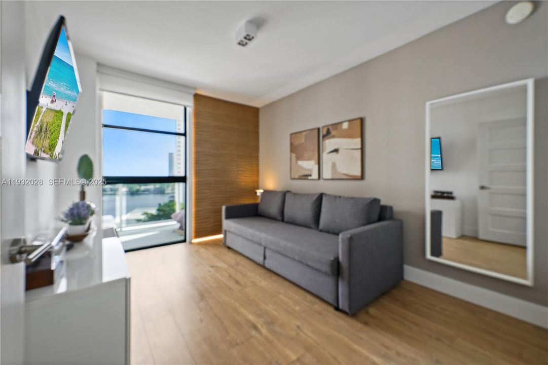 For Sale: $485,000 (2 beds, 2 baths, 1011 Square Feet)
