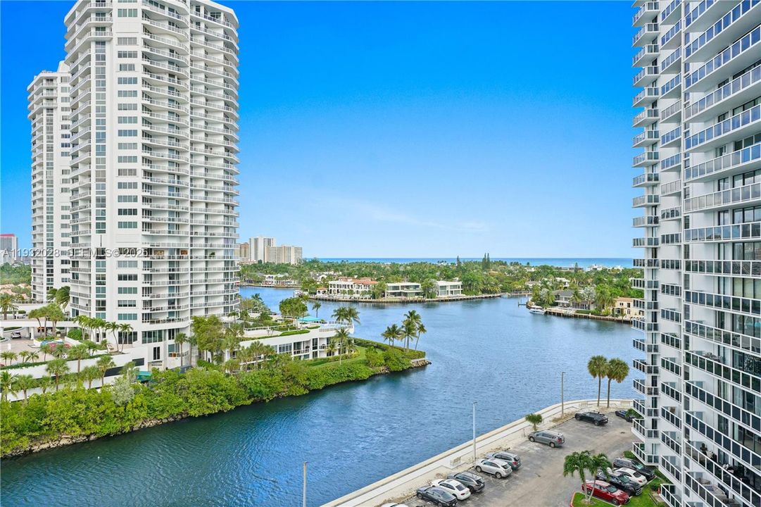 For Sale: $485,000 (2 beds, 2 baths, 1011 Square Feet)