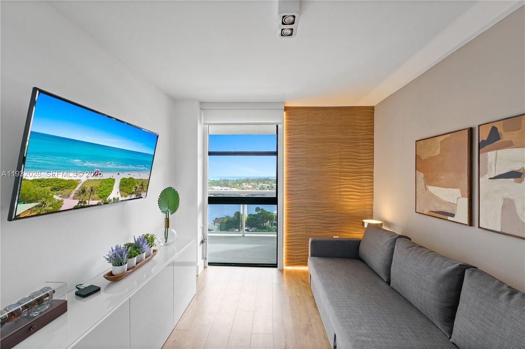 For Sale: $485,000 (2 beds, 2 baths, 1011 Square Feet)