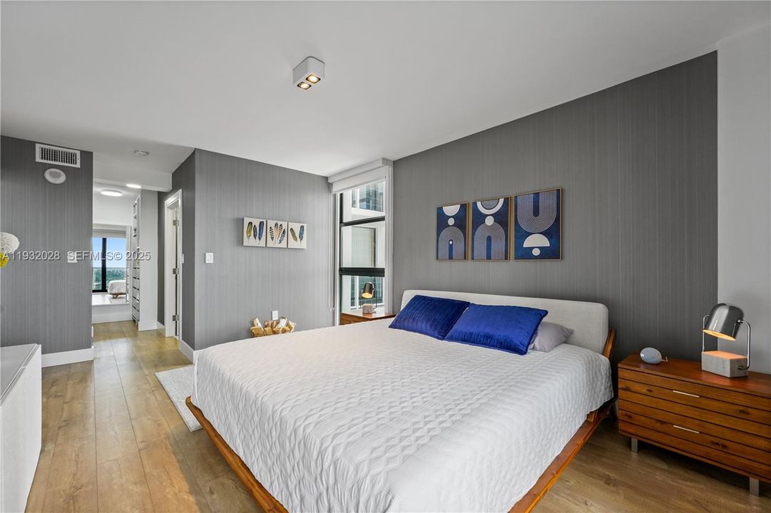 For Sale: $485,000 (2 beds, 2 baths, 1011 Square Feet)