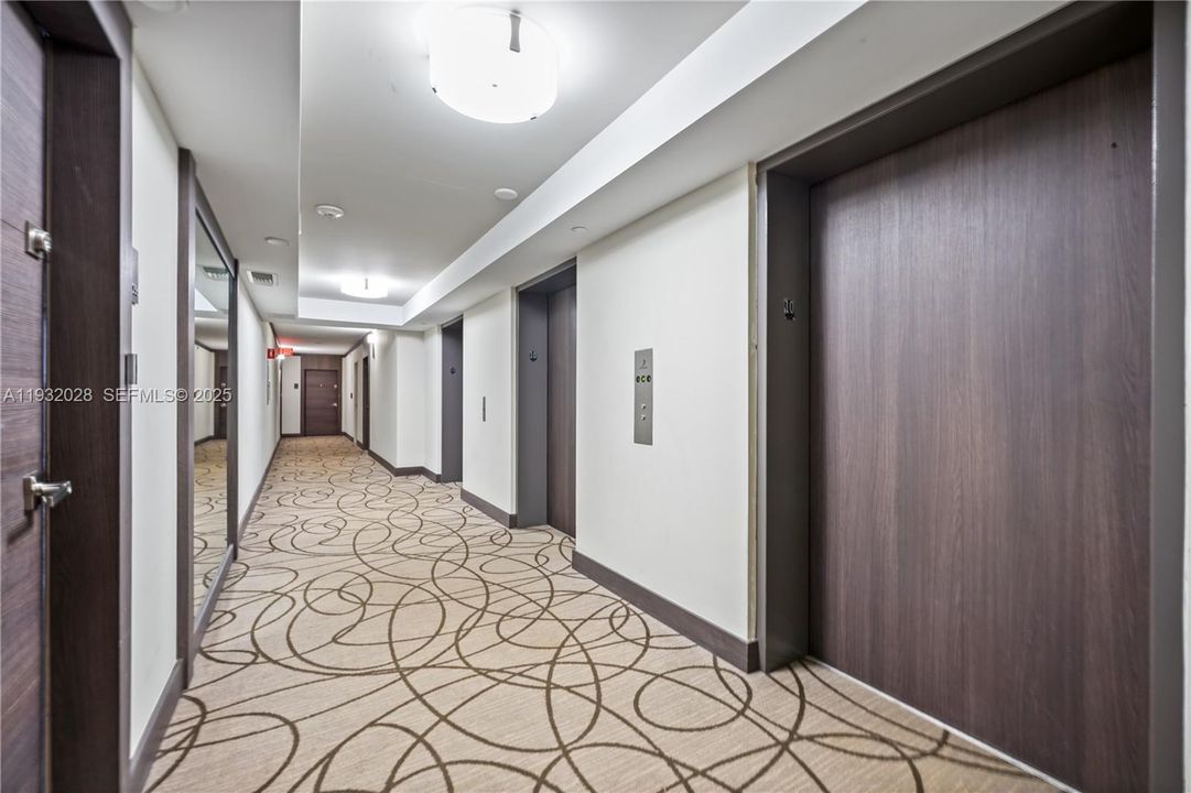 For Sale: $485,000 (2 beds, 2 baths, 1011 Square Feet)