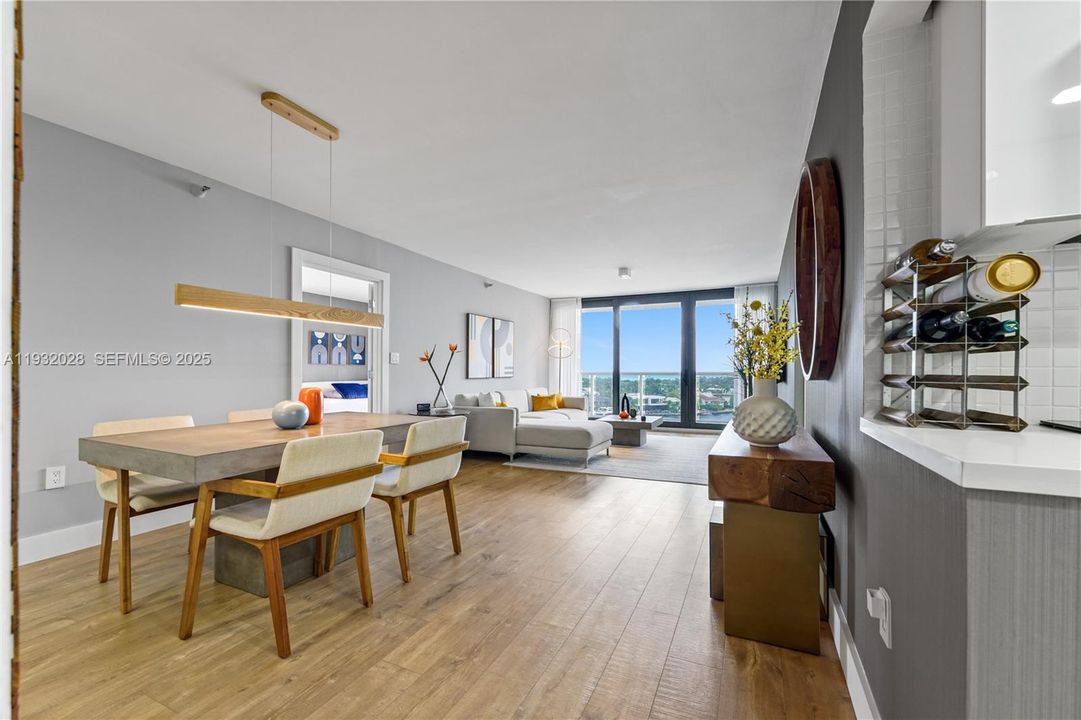For Sale: $485,000 (2 beds, 2 baths, 1011 Square Feet)