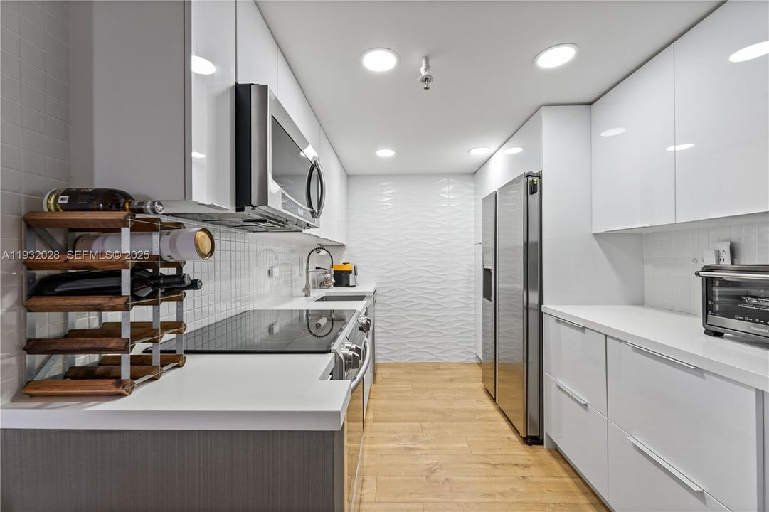 For Sale: $485,000 (2 beds, 2 baths, 1011 Square Feet)