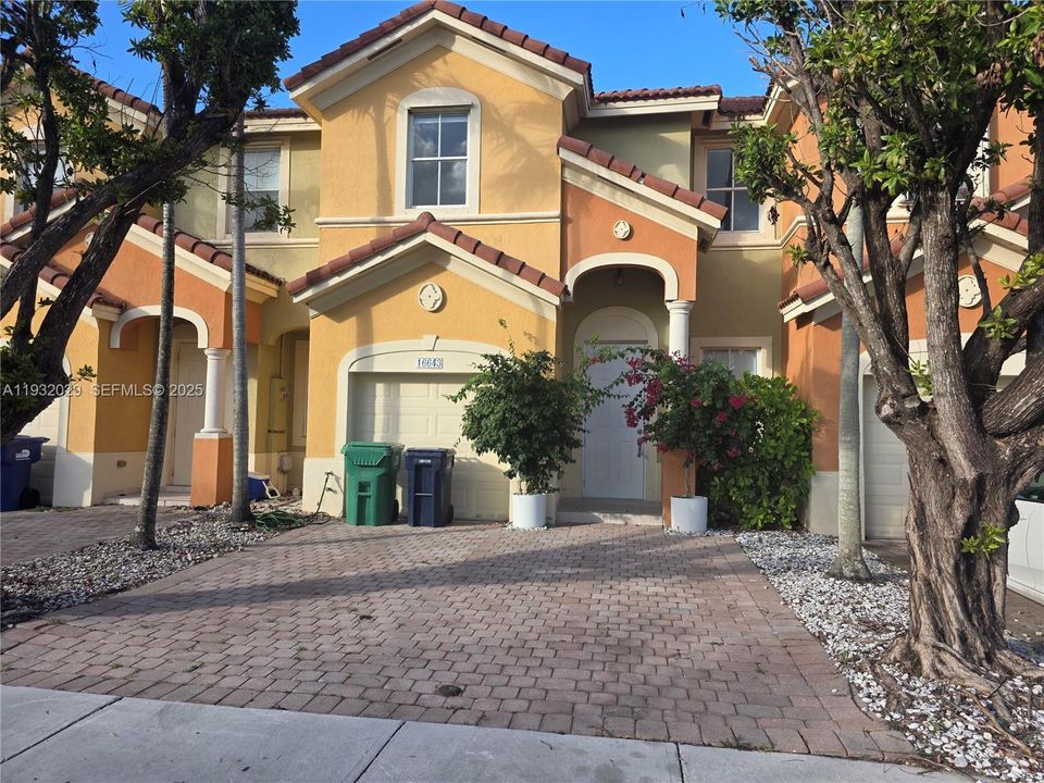 For Rent: $3,350 (4 beds, 2 baths, 1826 Square Feet)