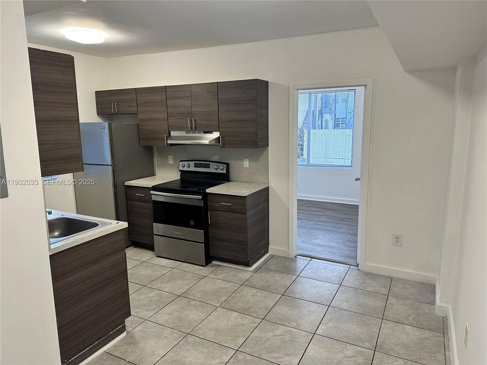 For Rent: $1,900 (2 beds, 1 baths, 685 Square Feet)