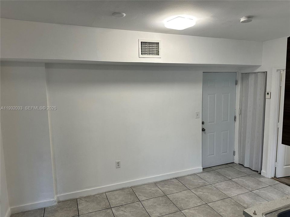 For Rent: $1,900 (2 beds, 1 baths, 685 Square Feet)