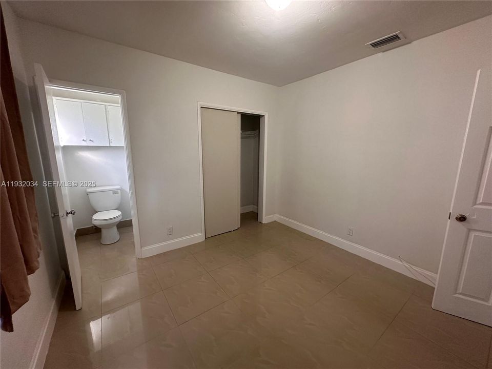 出租: $3,150 (3 贝兹, 1 浴室, 975 平方英尺)